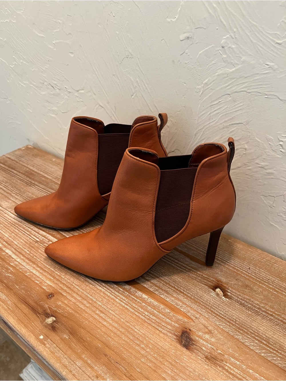 Lauren Ralph Lauren Tan Pointed-Toe Leather Ankle Booties. Size 8 B - Picture 3 of 9